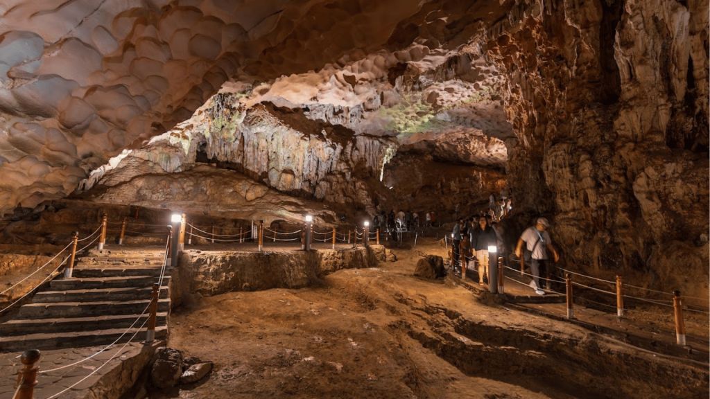 Explore Sung Sot Cave – A typical cave space and a limited experience. - ảnh 4