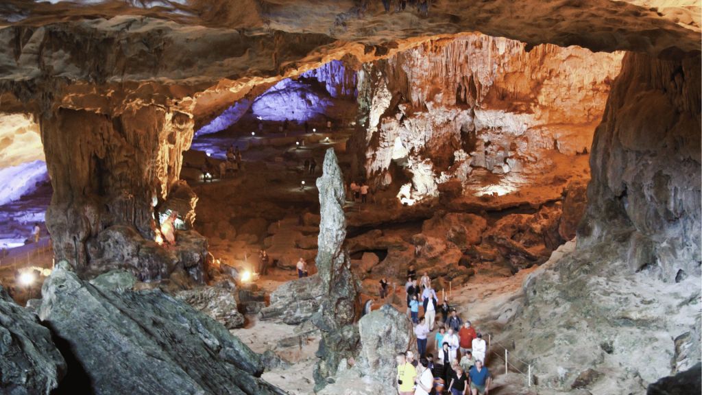 Explore Sung Sot Cave – A typical cave space and a limited experience. - ảnh 5