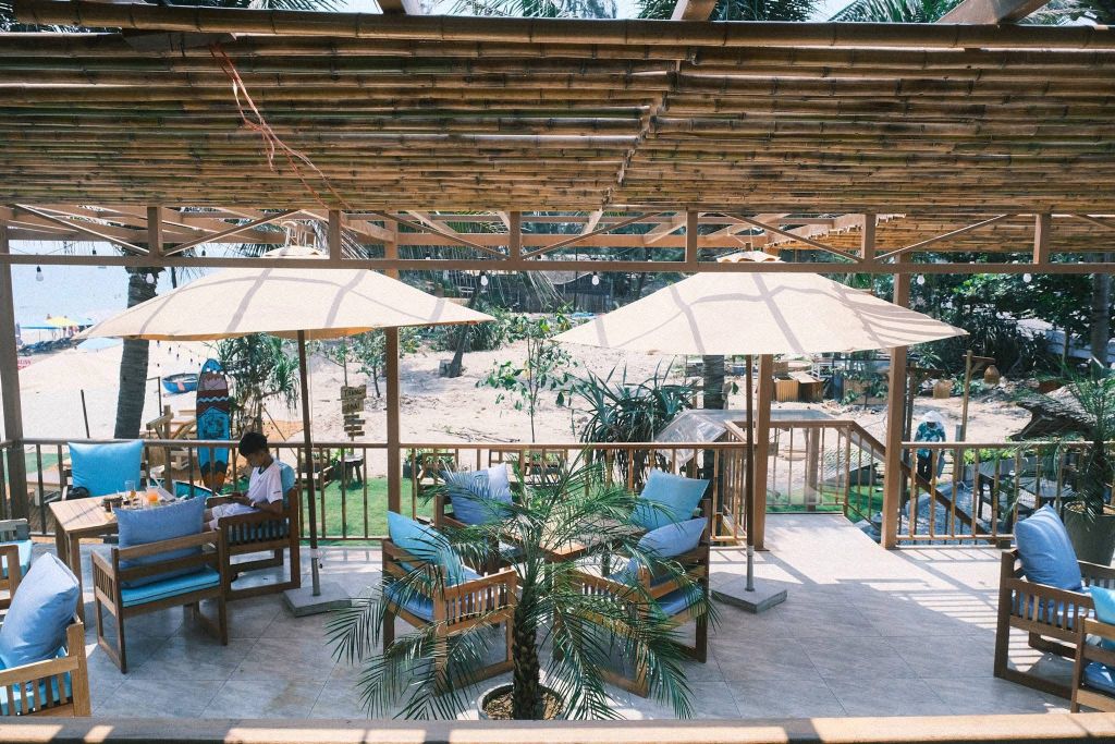 Just discovered a colorful beachfront café in Hoi An. - ảnh 6