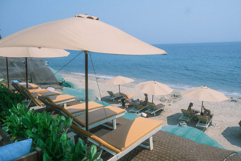 Just discovered a colorful beachfront café in Hoi An. - ảnh 7