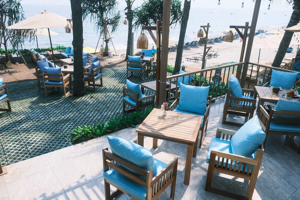 Just discovered a colorful beachfront café in Hoi An. - ảnh 8