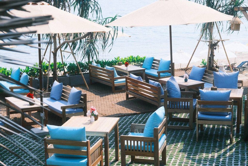 Just discovered a colorful beachfront café in Hoi An. - ảnh 9