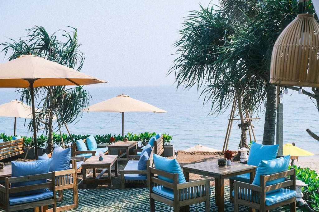 Just discovered a colorful beachfront café in Hoi An. - ảnh 10