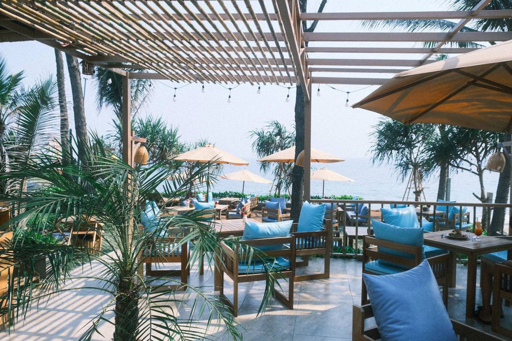 Just discovered a colorful beachfront café in Hoi An. - ảnh 11