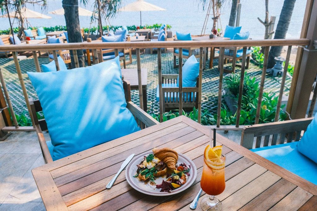 Just discovered a colorful beachfront café in Hoi An. - ảnh 12