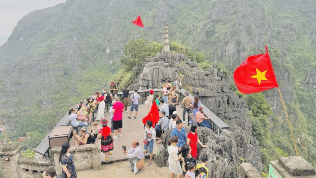 The new check-in spot at Hang Múa continues to attract young people. - ảnh 5