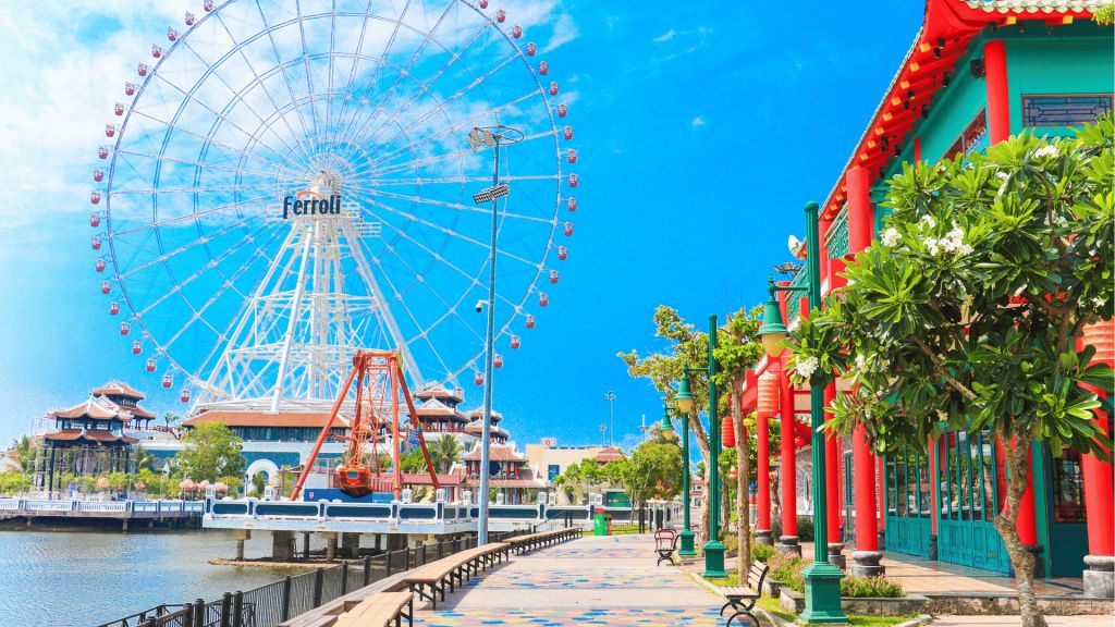 Asia Park Da Nang – an evening amusement park featuring the prominent Sun Wheel. - 4