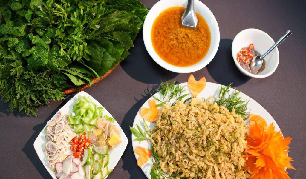 स्थानीय भोजन अभी भी पर्यटकों को आकर्षित करने वाला एक महत्वपूर्ण तत्व है। - ảnh 8