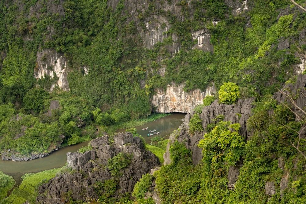 La zona turística de Tam Cốc ha registrado un aumento en la cantidad de visitantes durante la reciente temporada alta. - 2