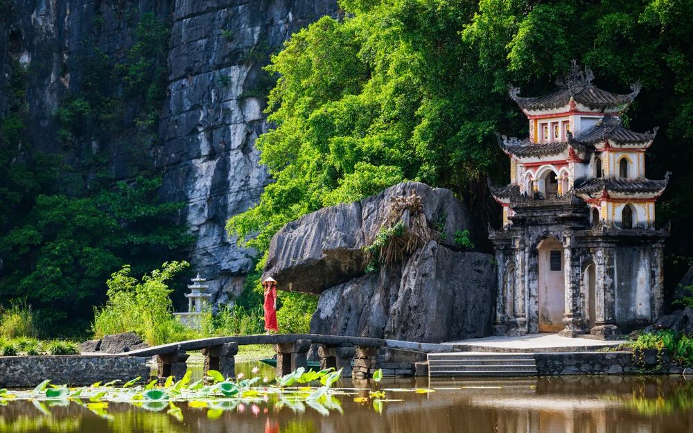 La zona turística de Tam Cốc ha registrado un aumento en la cantidad de visitantes durante la reciente temporada alta. - 3