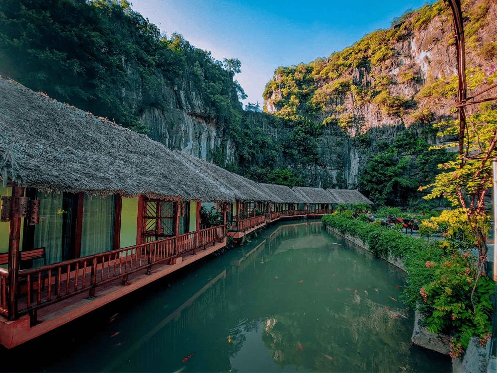 Tam Cốc tourist area has seen an increase in the number of visitors during the recent peak season. - ảnh 9