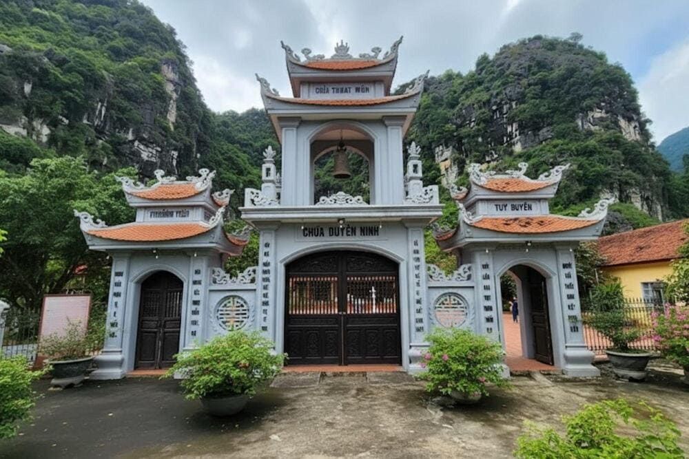 The Hoa Lu ancient capital site continues to promote the value of local history and culture. - ảnh 6