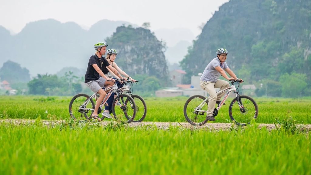 La ruta turística en bicicleta a través de Tam Cốc – Hoa Lư ha sido elegida por muchos turistas recientemente. - 3