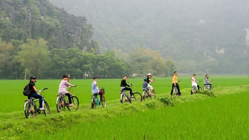 The cycling tour route through Tam Cốc – Hoa Lư has been chosen by many tourists recently. - ảnh 5