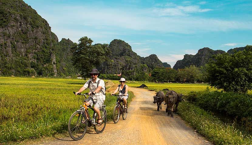 The cycling tour route through Tam Cốc – Hoa Lư has been chosen by many tourists recently. - ảnh 7