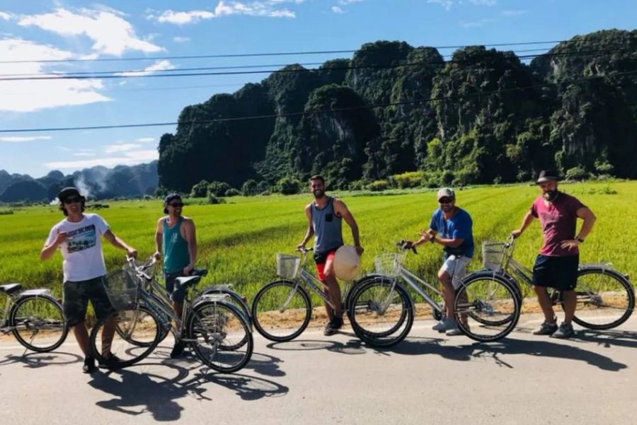 The cycling tour route through Tam Cốc – Hoa Lư has been chosen by many tourists recently. - ảnh 8