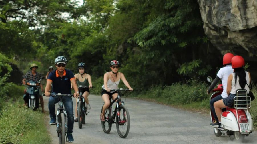 The cycling tour route through Tam Cốc – Hoa Lư has been chosen by many tourists recently. - ảnh 9