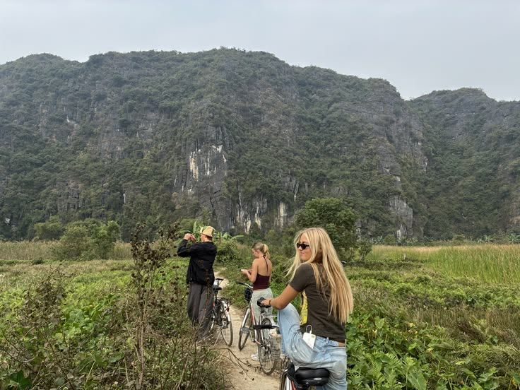 The cycling tour route through Tam Cốc – Hoa Lư has been chosen by many tourists recently. - ảnh 10