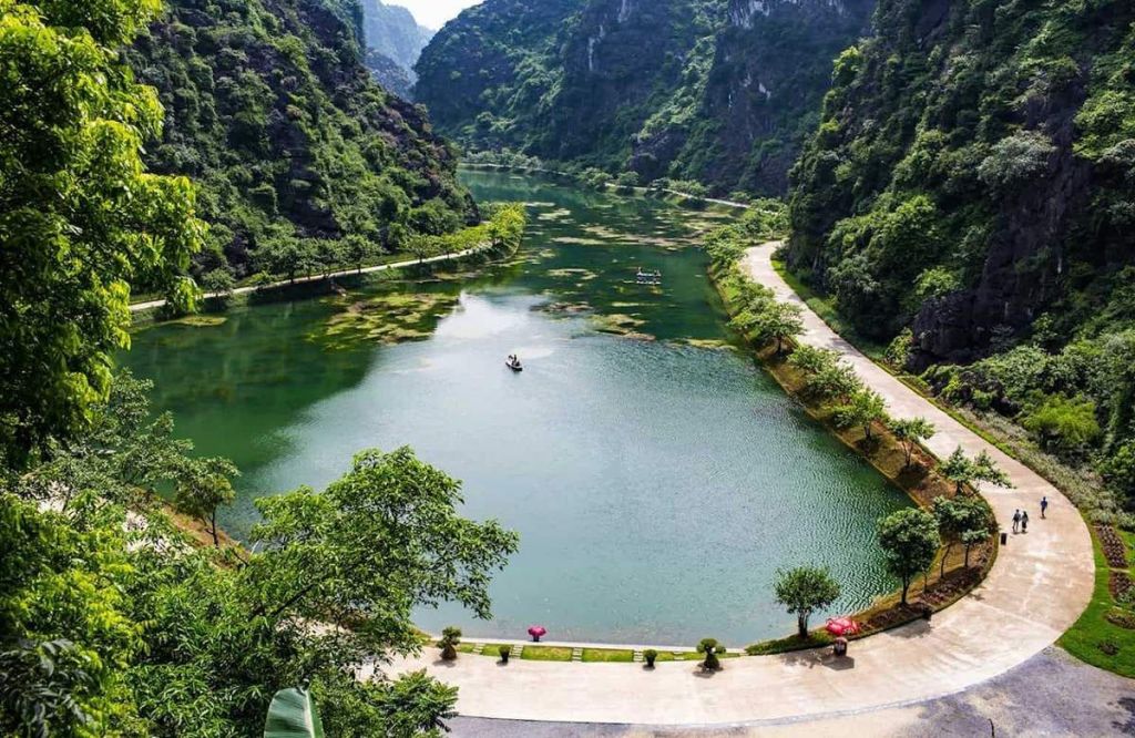 The cycling tour route through Tam Cốc – Hoa Lư has been chosen by many tourists recently. - ảnh 11