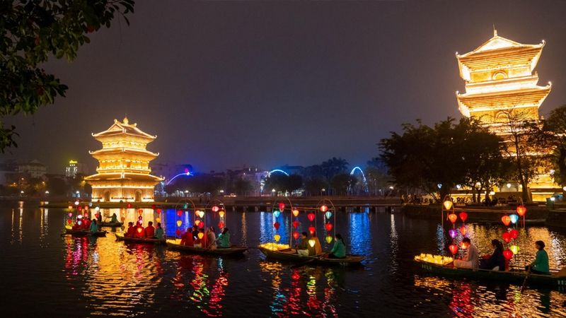 हुआ लू पुराना शहर रात के पर्यटन को विकसित कर रहा है, जिससे पर्यटकों के लिए अनुभव का विस्तार हो रहा है। - ảnh 5