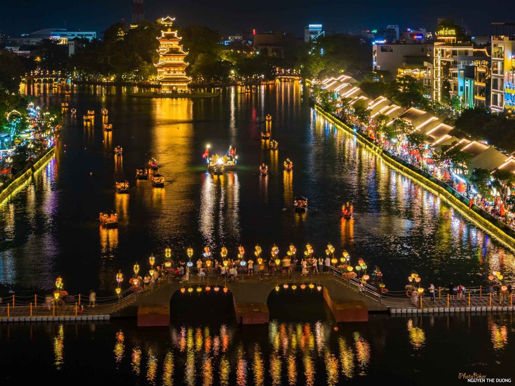 हुआ लू पुराना शहर रात के पर्यटन को विकसित कर रहा है, जिससे पर्यटकों के लिए अनुभव का विस्तार हो रहा है। - ảnh 6