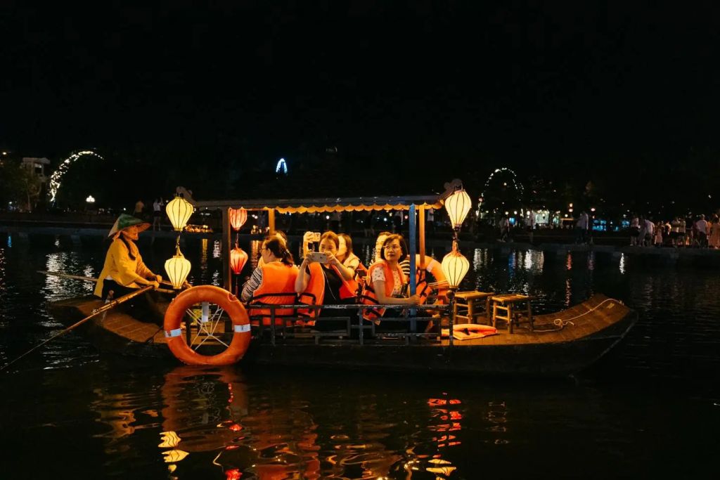 हुआ लू पुराना शहर रात के पर्यटन को विकसित कर रहा है, जिससे पर्यटकों के लिए अनुभव का विस्तार हो रहा है। - ảnh 7