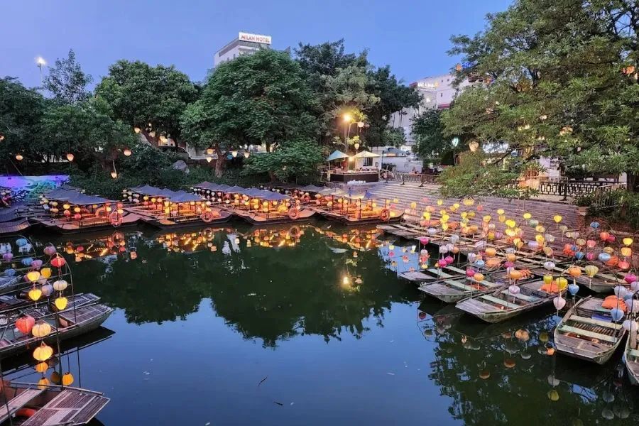 हुआ लू पुराना शहर रात के पर्यटन को विकसित कर रहा है, जिससे पर्यटकों के लिए अनुभव का विस्तार हो रहा है। - ảnh 9