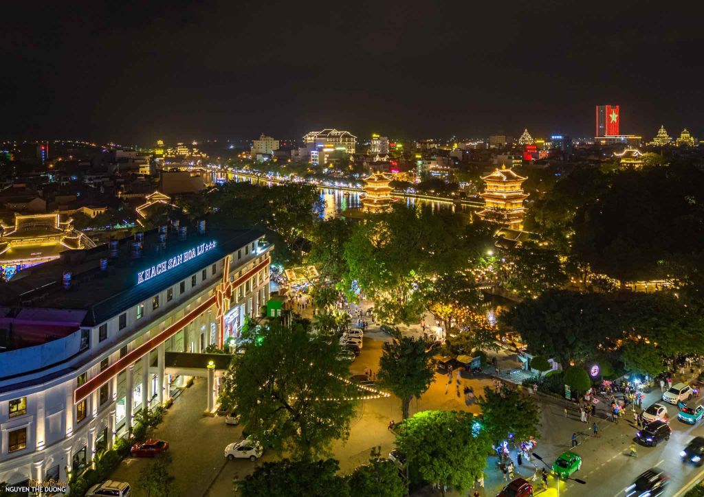 हुआ लू पुराना शहर रात के पर्यटन को विकसित कर रहा है, जिससे पर्यटकों के लिए अनुभव का विस्तार हो रहा है। - ảnh 10