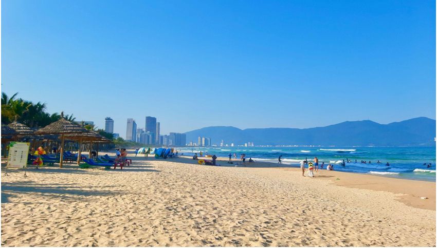 Plage de Mỹ Khê – un endroit de sortie proche du centre, encore plus fréquenté en été. - ảnh 5