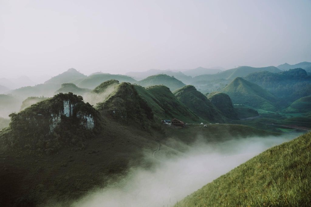Dawn at Ba Quáng Grass Hill (Vinh Quý) - 1