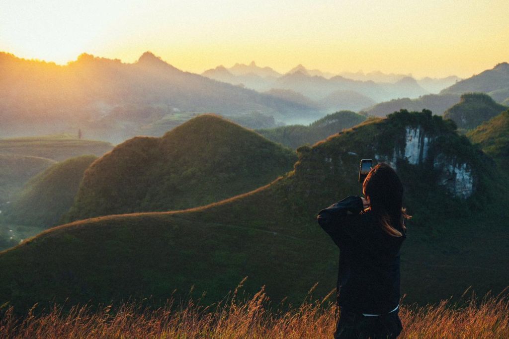 Dawn at Ba Quáng Grass Hill (Vinh Quý) - 2