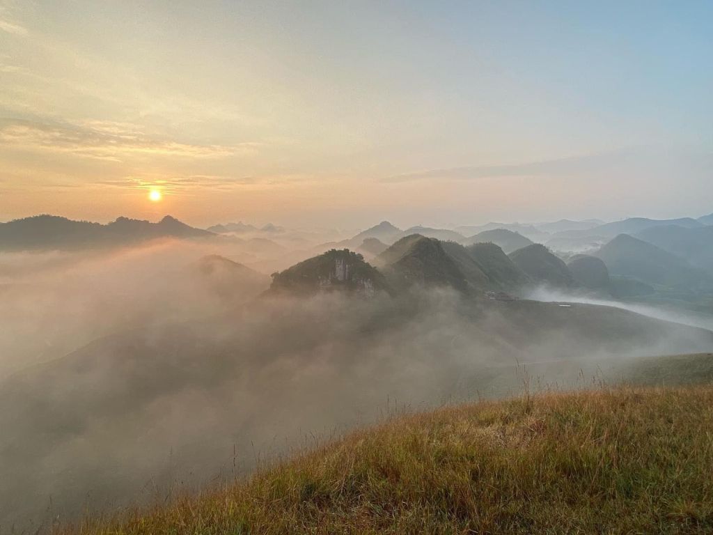 Dawn at Ba Quáng Grass Hill (Vinh Quý) - 3