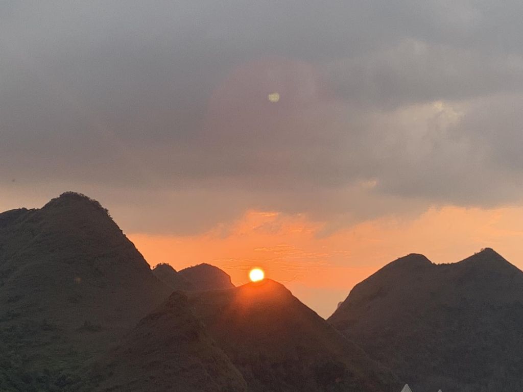 El atardecer en la colina de hierba quemada Ba Quáng. - 1