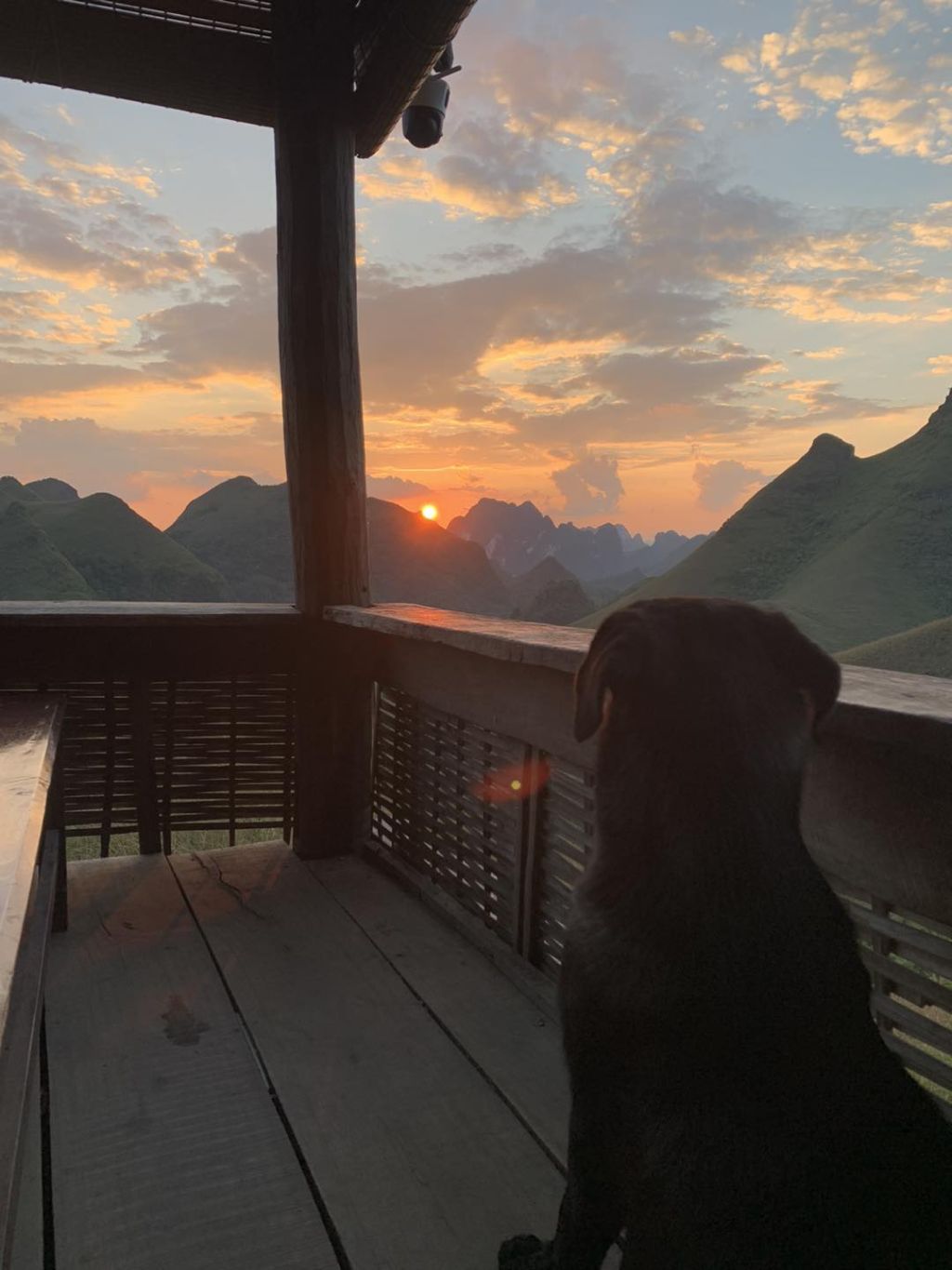 El atardecer en la colina de hierba quemada Ba Quáng. - 2