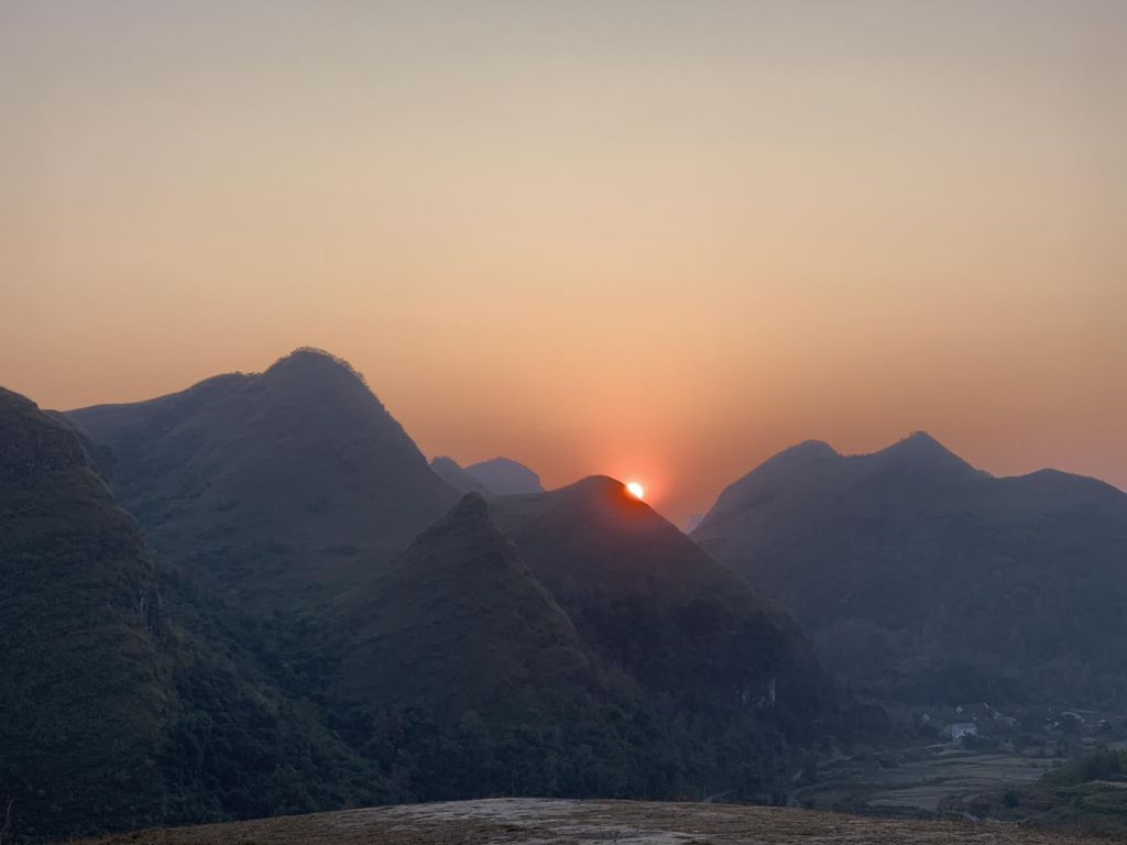 El atardecer en la colina de hierba quemada Ba Quáng. - 4