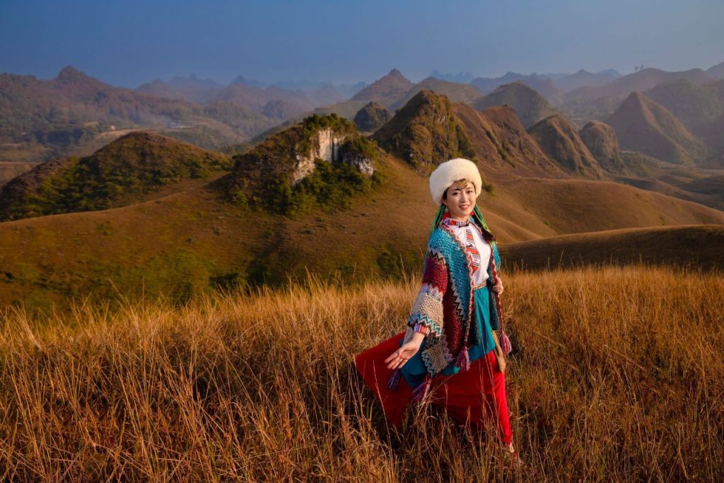 사진을 예쁘게 찍기 위한 의상 선택 팁: 바꽝의 풀밭 언덕에서