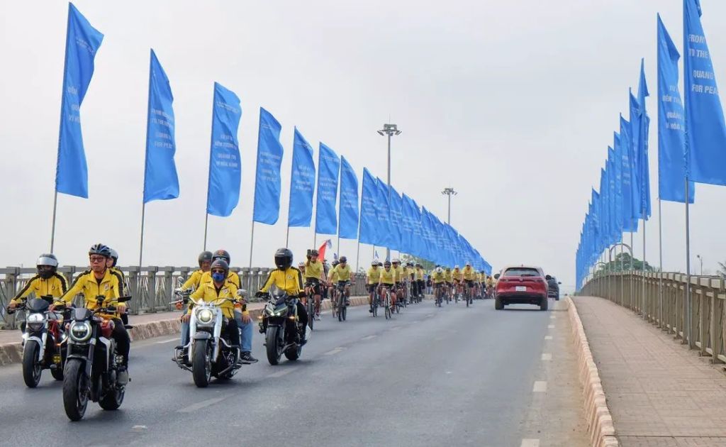 Ciclismo por la paz - Difundiendo el anhelo desde las orillas del río Hiền Lương. - 1