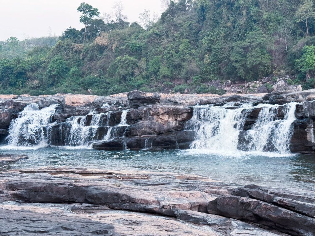 Cascada A Dơi – La Princesa en Medio de la Selva y la Aspiración de la Gente de la Frontera - 4