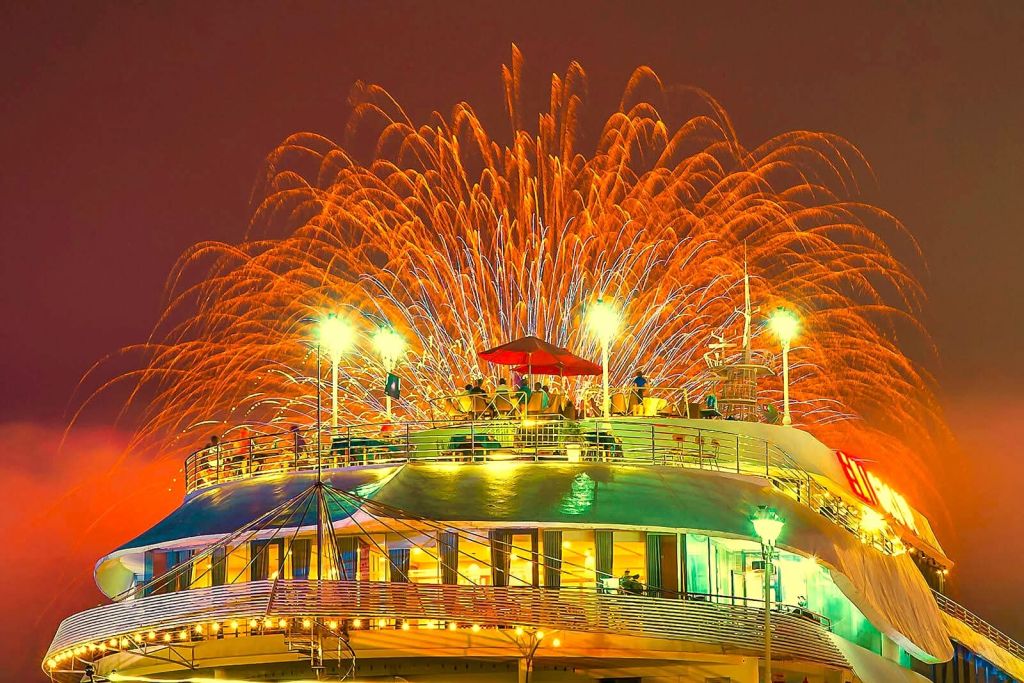 This afternoon, I have planned to go to Da Nang to watch the fireworks, everyone. - 2