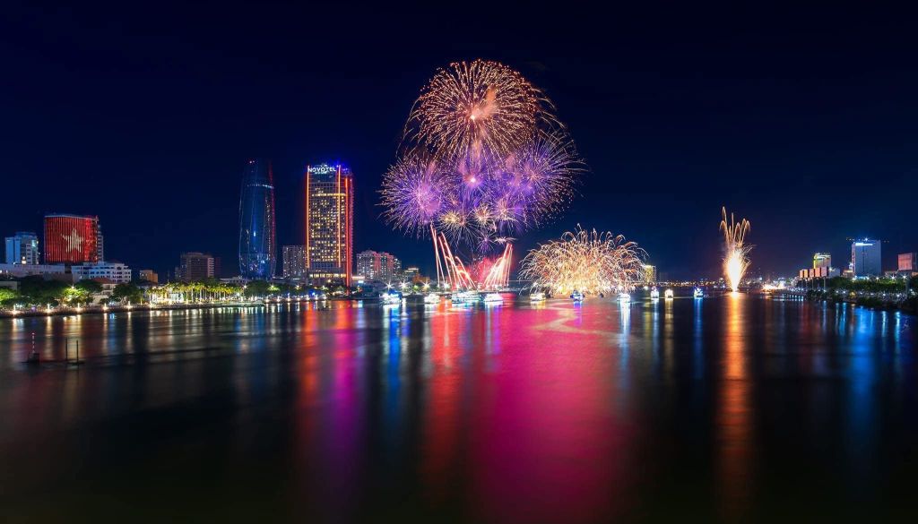 This afternoon, I have planned to go to Da Nang to watch the fireworks, everyone. - 1