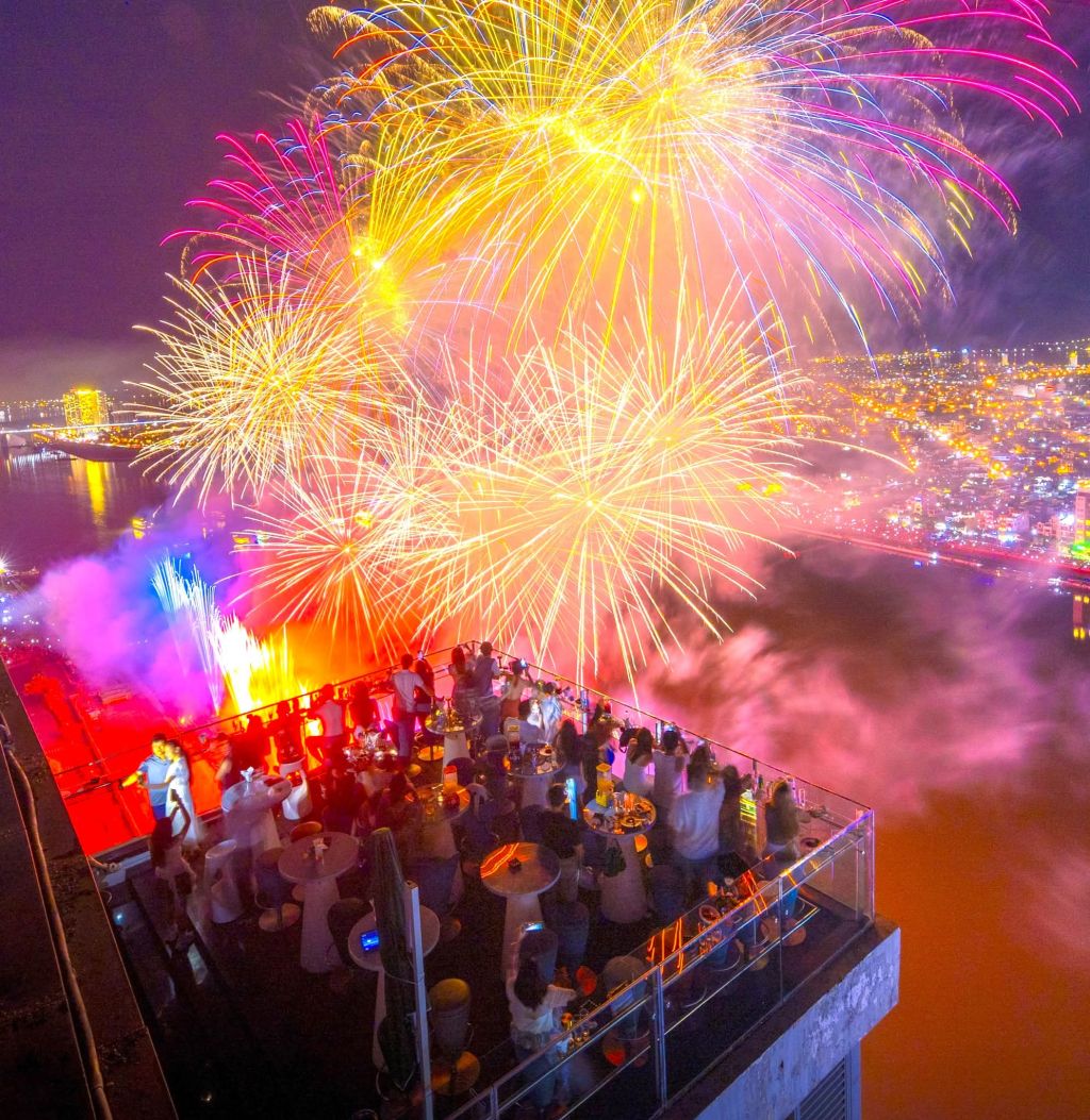 This afternoon, I have planned to go to Da Nang to watch the fireworks, everyone. - 3