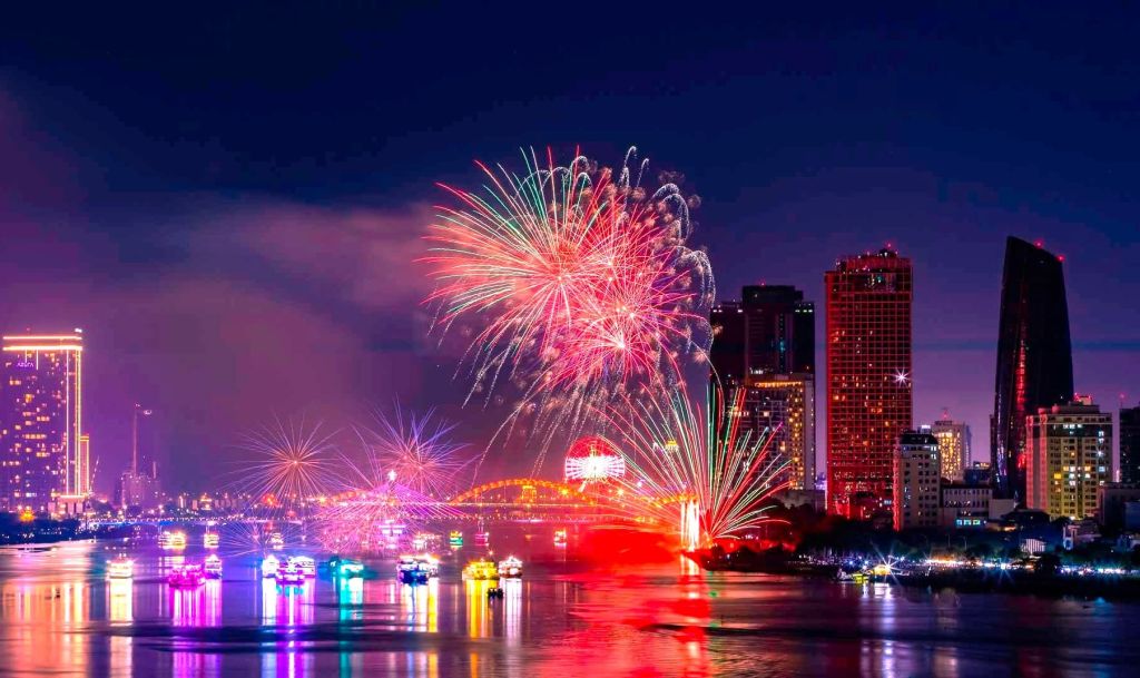 This afternoon, I have planned to go to Da Nang to watch the fireworks, everyone. - ảnh 5