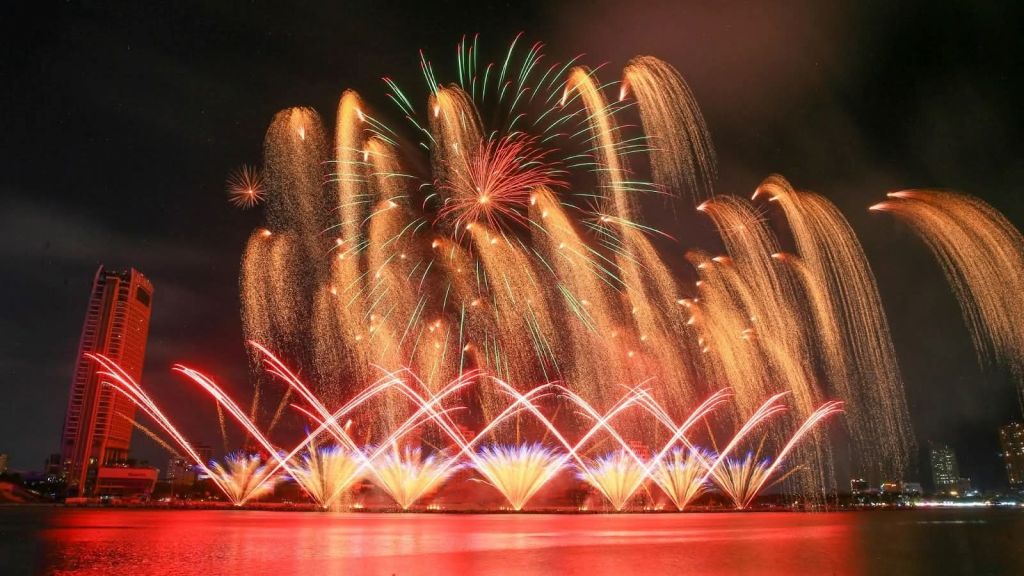 This afternoon, I have planned to go to Da Nang to watch the fireworks, everyone. - ảnh 8