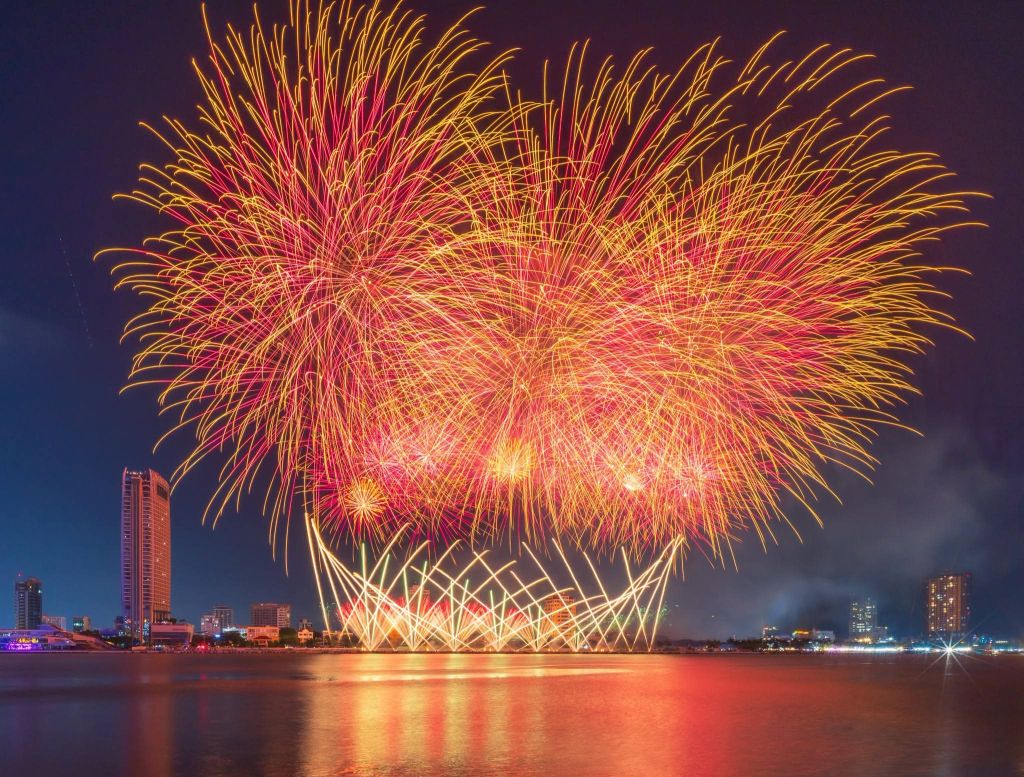 This afternoon, I have planned to go to Da Nang to watch the fireworks, everyone. - ảnh 9