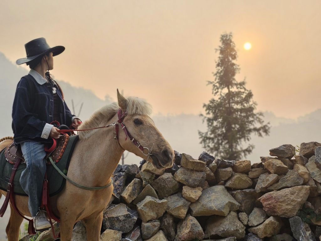 Have you ever tried riding a horse at the foot of the Lũng Cú Flagpole? - 1