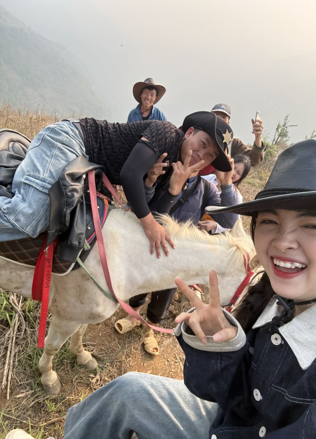 Have you ever tried riding a horse at the foot of the Lũng Cú Flagpole? - ảnh 5