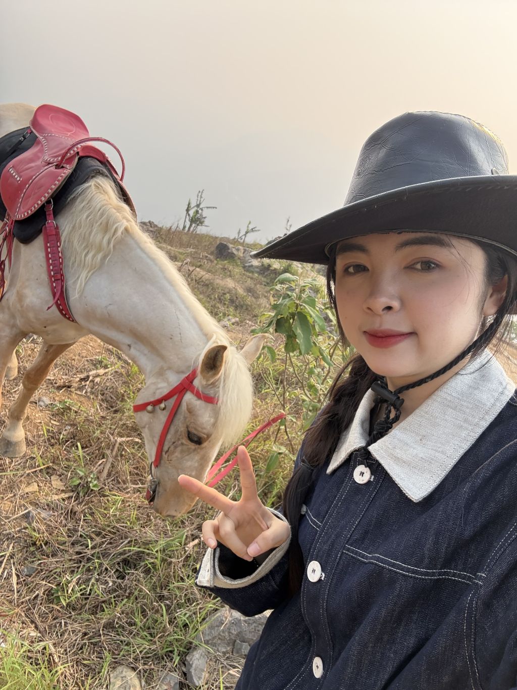 Have you ever tried riding a horse at the foot of the Lũng Cú Flagpole? - ảnh 6