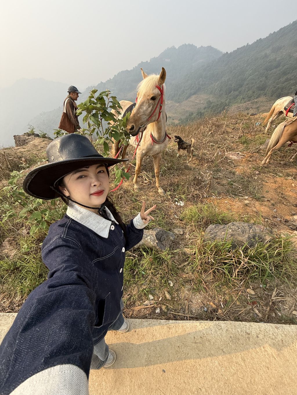 Have you ever tried riding a horse at the foot of the Lũng Cú Flagpole? - ảnh 7