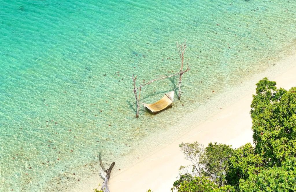 Vietnam has an island ranked among the most beautiful in Asia. - 3