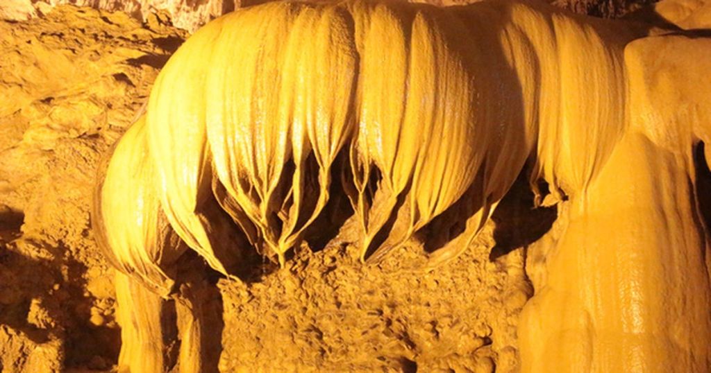 The Lotus Flower Upside Down In Ngườm Ngao Cave. - 1